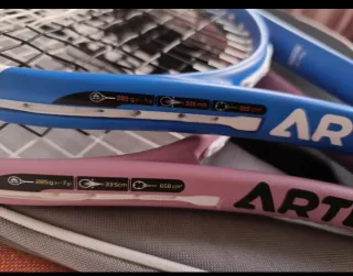 2 raquetas tenis Artengo más pelotas y fundas