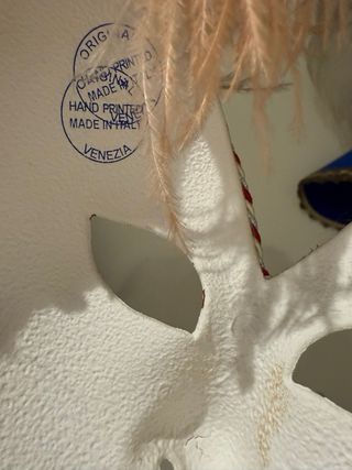 Máscara veneciana con plumas y palo