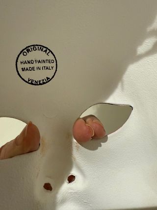 Máscara veneciana con plumas y palo