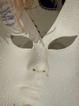 Máscara veneciana con plumas y palo