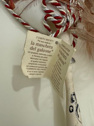 Máscara veneciana con plumas y palo