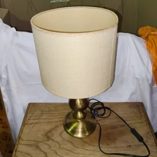 Lámpara de mesa antigua latón