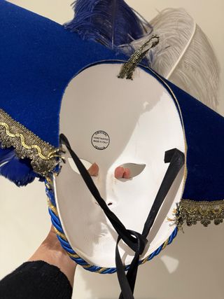 Máscara veneciana azul con plumas