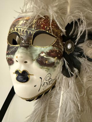 Máscara veneciana decorativa con plumas