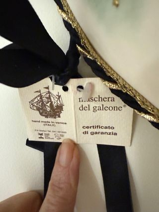 Máscara veneciana decorativa con plumas