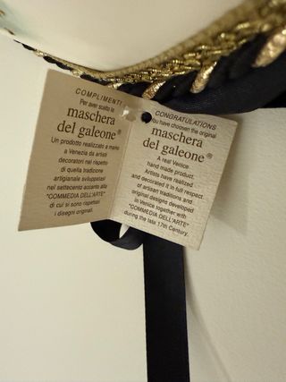 Máscara veneciana decorativa con plumas