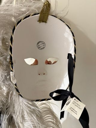 Máscara veneciana decorativa con plumas
