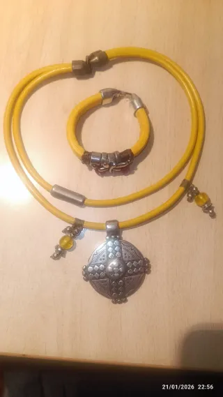 Collar y pulsera con colgante plateado