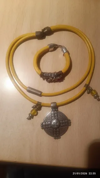 Collar y pulsera con colgante plateado