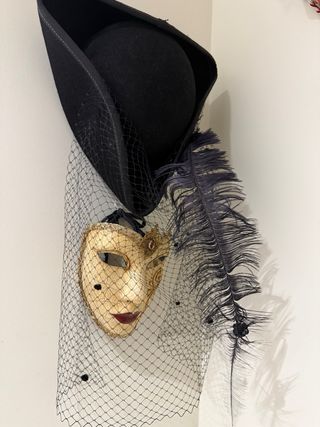 Sombrero veneciano negro con velo