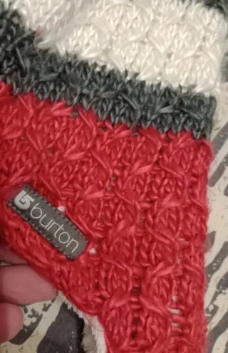 Cappellino invernale con PON PON in cima e due pon