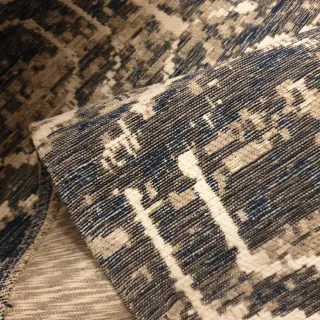 Alfombra azul y gris con motivos geométricos