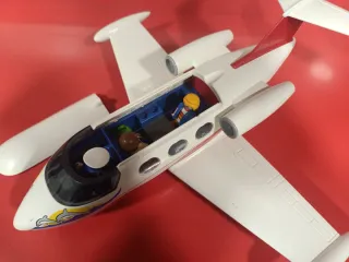 Avión Playmobil con figuras y maleta
