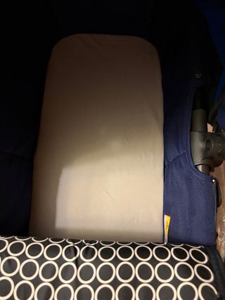 Carro de bebé de color azul.