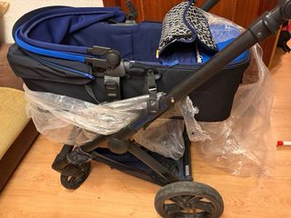 Carro de bebé de color azul.