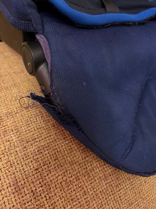 Carro de bebé de color azul.