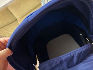 Carro de bebé de color azul.