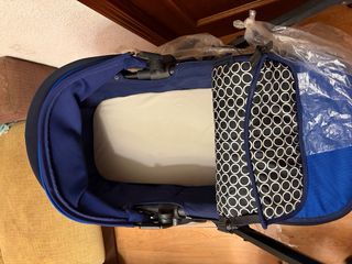 Carro de bebé de color azul.