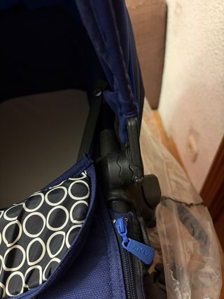 Carro de bebé de color azul.