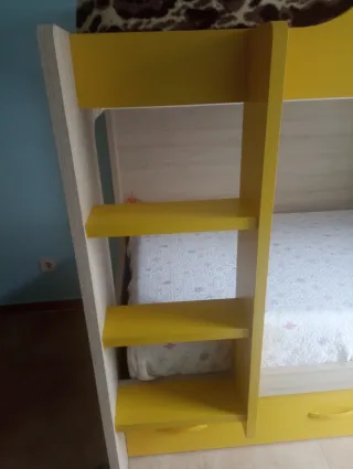 Litera con dos cajones y escalera