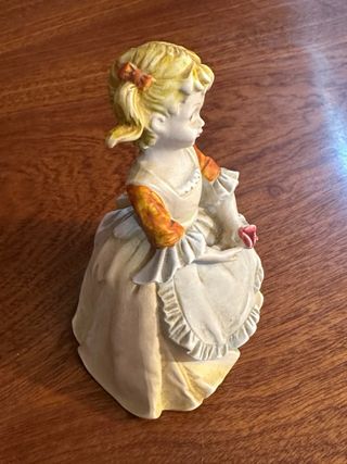 Figura de porcelana niña con flor