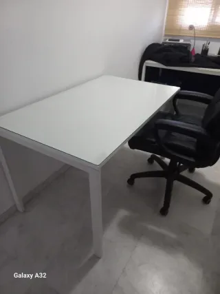 Mesa Ikea VIHALS Cristal y Metal