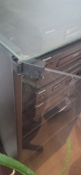 Mueble con estantes y ruedas