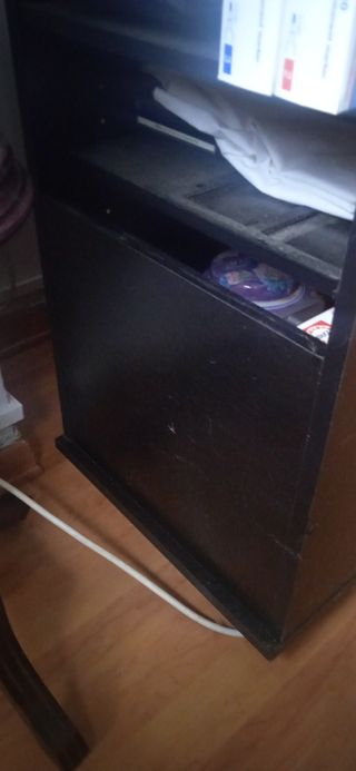 Mueble con estantes y ruedas