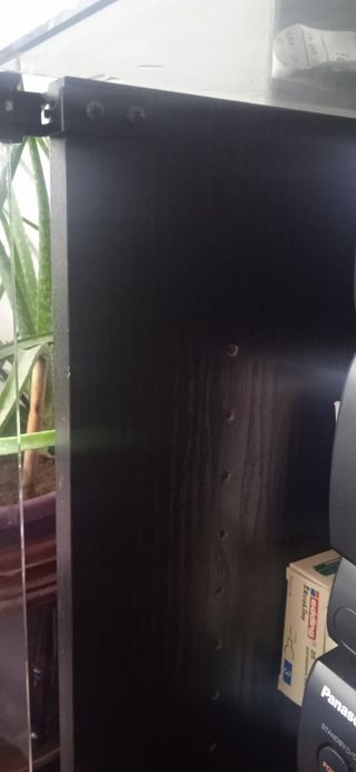 Mueble con estantes y ruedas