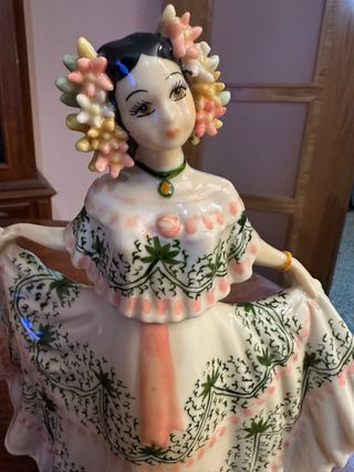 Figura cerámica pollera Panamá