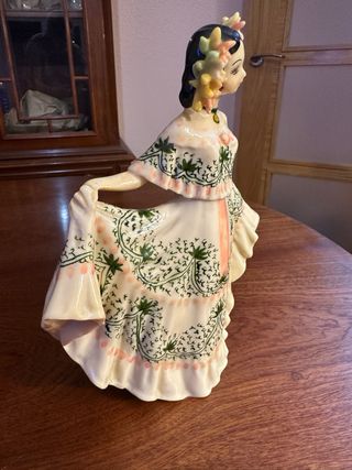 Figura cerámica pollera Panamá