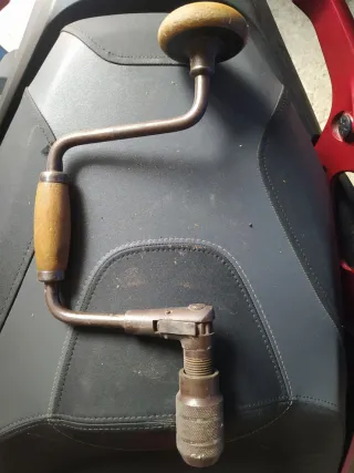 Taladro de carpintero antiguo con sus brocas