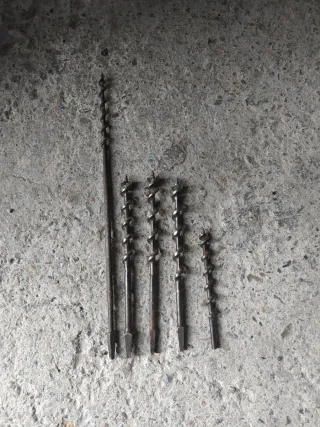 Taladro de carpintero antiguo con sus brocas