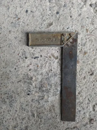 Dos escuadras metálicas 13 euros marca plamera