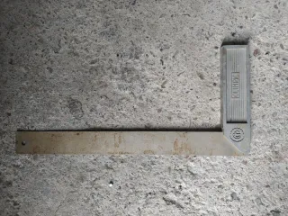 Dos escuadras metálicas 13 euros marca plamera