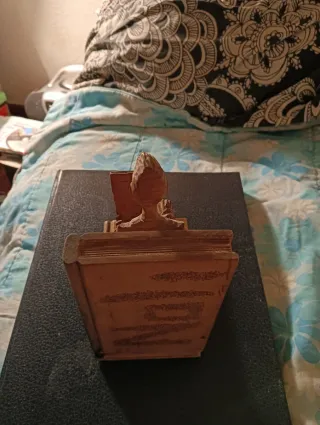 Figura jurista antigua madera