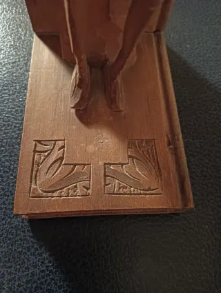 Figura jurista antigua madera