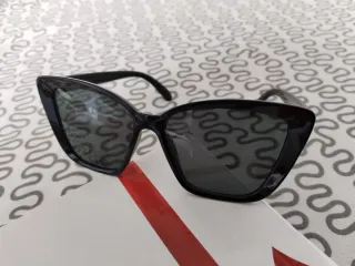 Occhiali da sole moderni, nuovi e alla moda