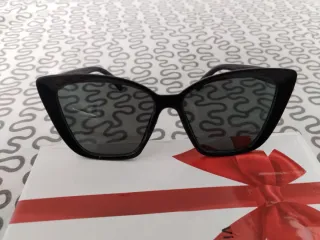 Occhiali da sole moderni, nuovi e alla moda