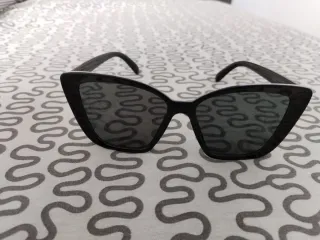 Occhiali da sole moderni, nuovi e alla moda