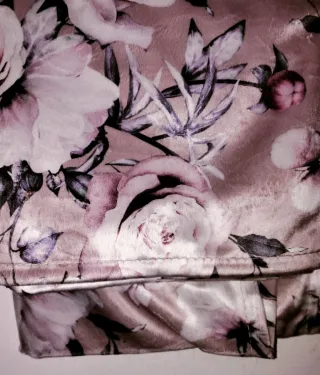 Camino de mesa de terciopelo floral