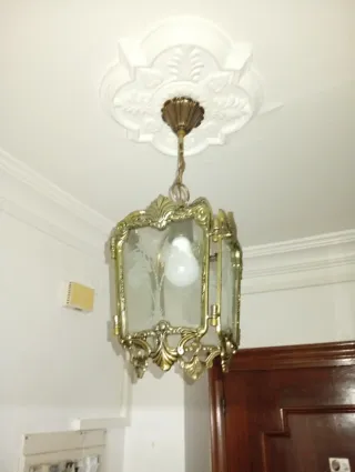 Lámpara techo dorada y transparente