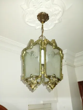 Lámpara techo dorada y transparente