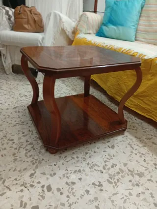 Mesa baja de centro, en madera oscura