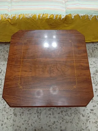 Mesa baja de centro, en madera oscura
