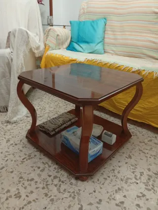 Mesa baja de centro, en madera oscura