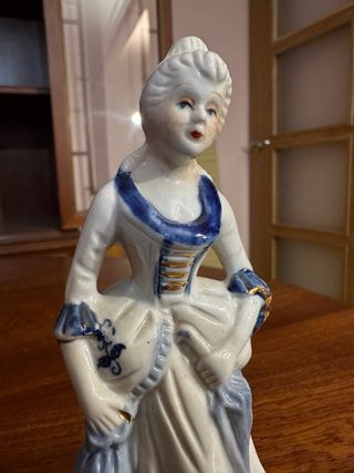Figura de porcelana dama azul, blanco y dorado