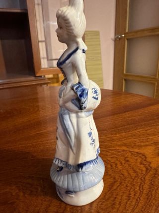 Figura de porcelana dama azul, blanco y dorado