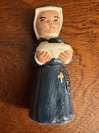 Figura de porcelana de monja