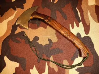 Hacha táctica de madera y metal